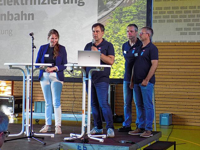 Das DB-Team informierte in der Flößerhalle (von links): Christine Schwarz, Ronald Heil, Christian Lösch und und Sven Frick von der ...