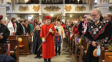 Er führte den Einzug in die Stadtkirche an: Mesner Herbert Siebenrock.