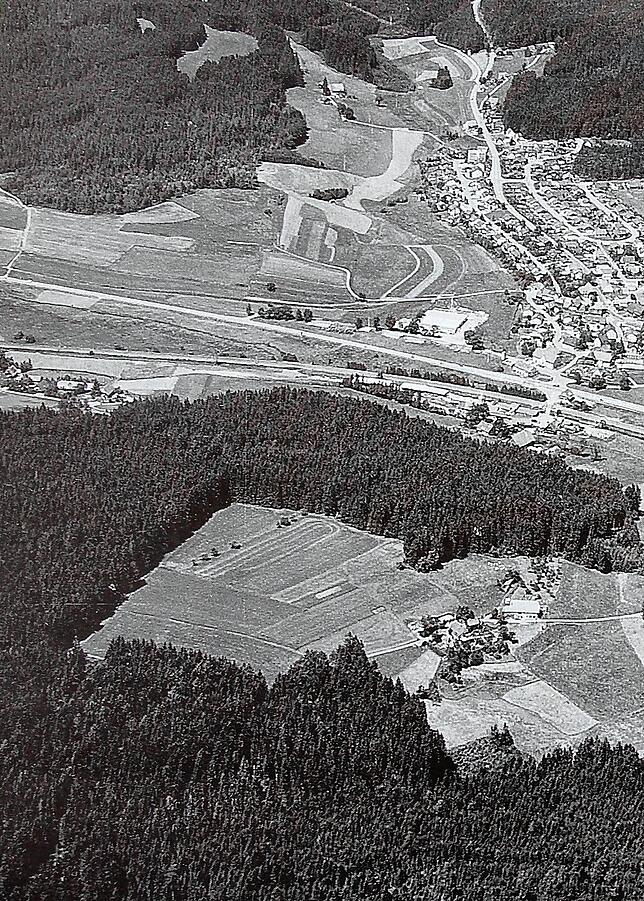 Auf diesem Luftbild von 1990 ist die Siedlung am linken Bildrand zu sehen.