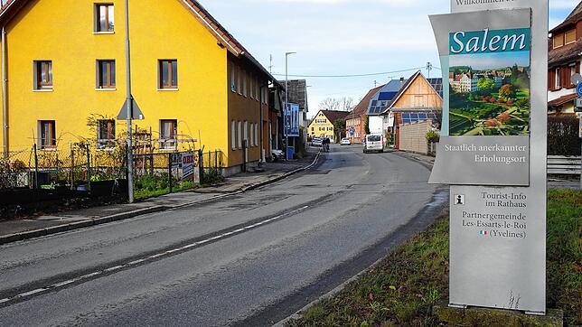 Um Verkehrslärm zu reduzieren, soll auf der Ortsdurchfahrt Bodenseestraße in Mimmenhausen, hier aus Richtung Mühlhofen fotografiert, ...
