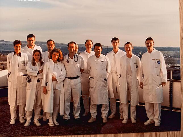 Das Team des Radolfzeller Krankenhauses im Jahr 1999. In der Mitte der damalige Chefarzt Gunter Langbein.