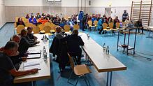 Recht gut besucht ist die Informationsveranstaltung der Obereschacher Ortsverwaltung und des Ortschaftsrates in der Turn- und Festhalle.