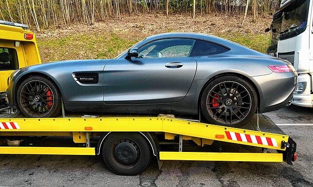 Ein 30-Jähriger hat versucht den Sportwagen ohne die entsprechenden Papiere nach Deutschland zu bringen. Dabei wurde er gleich zweimal ...