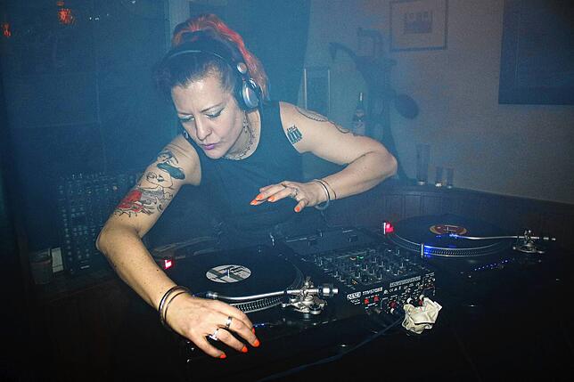 Extra aus Berlin angereist ist DJane Kat Kat Tat, die in der „Hafenschänke“ für Techno und House sorgt.