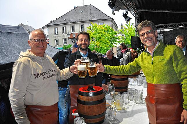 Bernd Brielmayer, Jörg Bailer und Bürgermeister Georg Riedmann (von links) beim Bieranstich am Freitagabend.