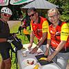 Radsportler Gerhard Schneider (links) macht auf seiner 40-Kilometer-Strecke Rast bei Reiner Lenz (Mitte) und Corinna Bayer auf dem ...