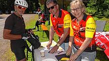 Radsportler Gerhard Schneider (links) macht auf seiner 40-Kilometer-Strecke Rast bei Reiner Lenz (Mitte) und Corinna Bayer auf dem ...