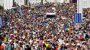 Teilnehmer des Pride-Marsches überqueren die Elisabeth-Brücke. Trotz des ausgesprochenen Verbots, versammelten sich tausende Menschen in ...