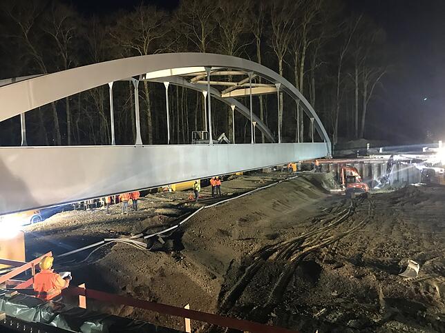 Für den Bau einer neuen Bahnbrücke an der B 31-neu zwischen Efrizweiler und Spaltenstein waren im März sechs Bagger, mehrere Auto- ...