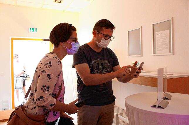 Die Tanzschüler Diane und Tobias Straub checken vor Kursbeginn in der Luca-App ein, um eine sichere Kontaktverfolgung gewährleisten zu ...