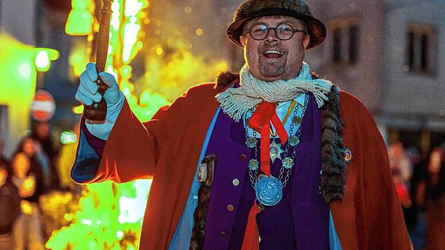 Die närrischen Umtriebe sind jetzt beendet. Die Fasnet wurde in Meßkirch symbolisch in den Abendstunden des Dienstags auf dem Saumarkt ...