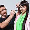 Cenkay Yazici legt letzte Hand bei der Frisur eines Models bei der Fashion Week an.