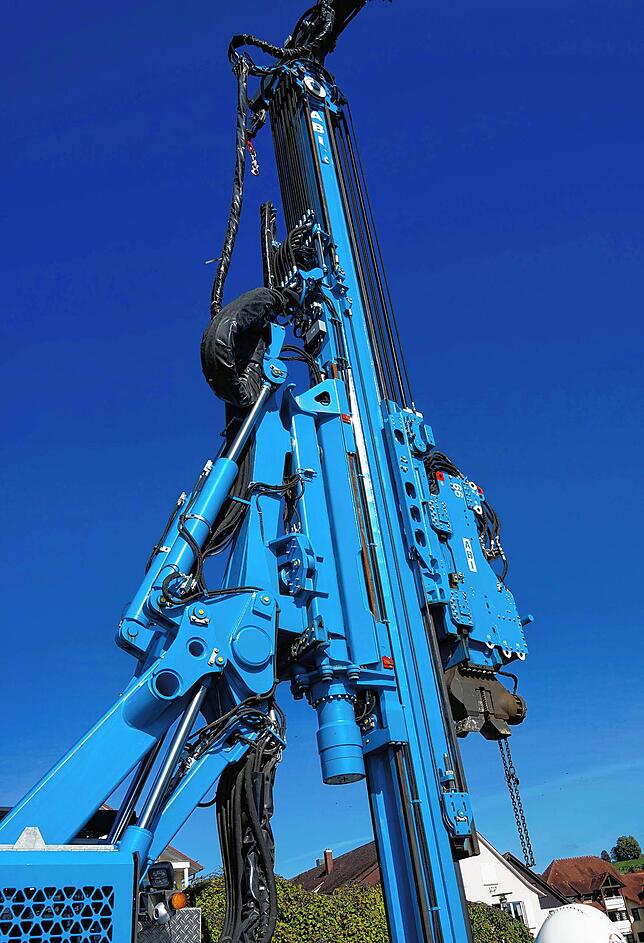 Fast wie die Freiheitsstatue: Hoch in den Himmel ragt der Arm des Baggers, der sowohl Spuntwände einrammen als auch in die Tiefe bohren ...