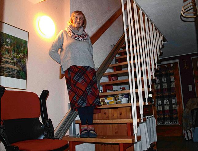 Den Treppenlift ließ Inge Fischer anbringen für den Fall, dass ihre 92-jährige Mutter vielleicht einziehen könne – so sie es denn ...