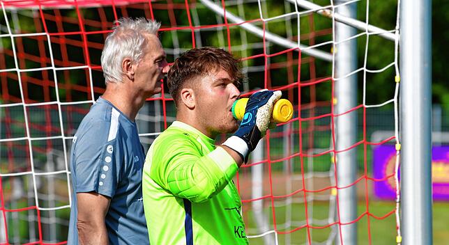 Gutes Team: Torwarttrainer Alexander Vetter (im Hintergrund) kümmert sich beim SV Jestetten auch um Robin Merkt.