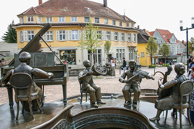 Einst war es der Schnittpunkt von drei Bundesstraßen. "Als wir die Planungen vorgestellt haben, mit Brunnen, Bänken und Bäumen, da hieß ...