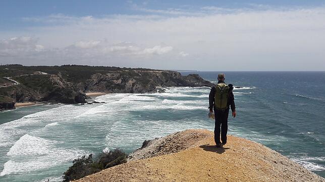 Andreas Salm auf dem Fischerweg, einem Künstenwanderweg in Portugal.