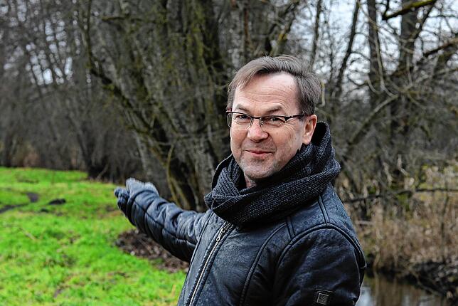 Ortstermin an der frischen Luft: Jürgen Keck zeigt beim Spaziergang am Böhringer See die Richtung an.