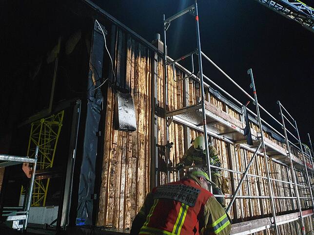 Dieses Bild zeigt die verkokelte Außenfassade des Zimmerei-Gebäudes. An dieser Stelle brach der Brand aus bislang unbekannter Ursache aus.
