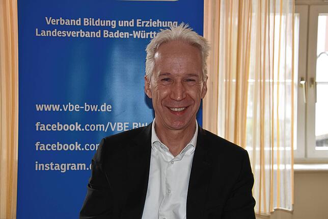 Gerhard Brand fordert Maßnahmen zur Verbesserung der Lage von Studenten und Lehrern.