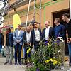 Posieren mit Richtbaum: (von links) Thomas Kölschbach, Josephine Kühn und Lub Pekelder von der Stadt Überlingen, Ignatz Wetzel vom ...