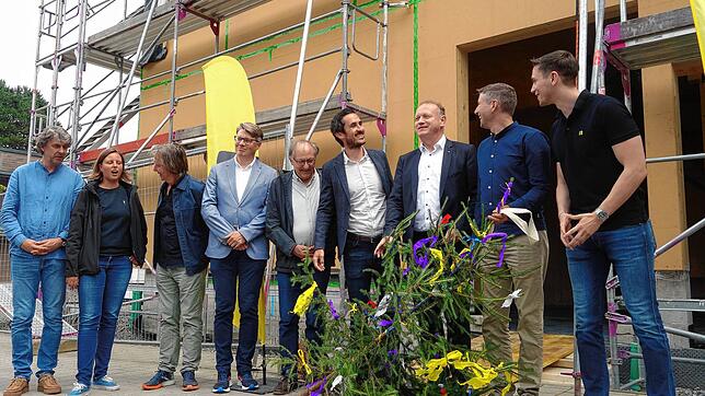 Posieren mit Richtbaum: (von links) Thomas Kölschbach, Josephine Kühn und Lub Pekelder von der Stadt Überlingen, Ignatz Wetzel vom ...