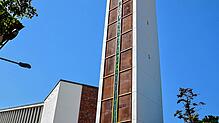 Der neu renovierte Kirchturm der katholischen Kirche St. Georg. Zum 1. Januar 2026 werden sich die Strukturen der Kirchengemeinden im ...