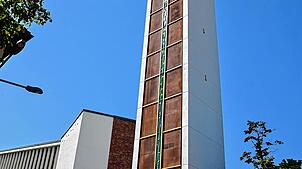 Der neu renovierte Kirchturm der katholischen Kirche St. Georg. Zum 1. Januar 2026 werden sich die Strukturen der Kirchengemeinden im ...
