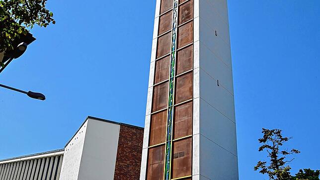 Der neu renovierte Kirchturm der katholischen Kirche St. Georg. Zum 1. Januar 2026 werden sich die Strukturen der Kirchengemeinden im ...