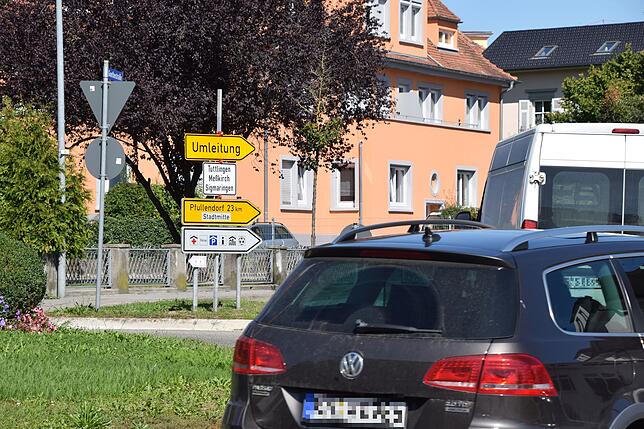 Die Umleitung verläuft durch den Linde-Kreisel.