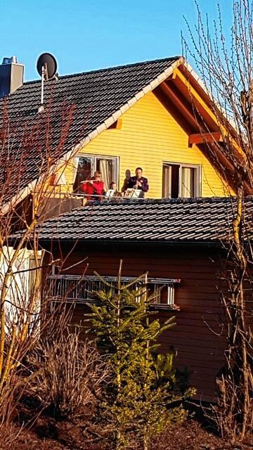 Bild 12: Bilder und Videos: So schön waren die Balkonkonzerte gegen den Corona-Frust in VS und der Region!
