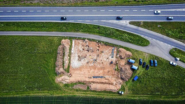 Bild : Noch bis Ende Juni finden an der B33 bei Allensbach Ausgrabungen statt. Wie geht es danach weiter?
