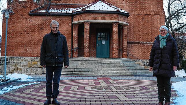 Pfarrer Hans-Ulrich Hofmann und Angela Grüninger verkünden die bittere Nachricht, dass die Vesperkirche 2021 geschlossen bleibt. Viele ...