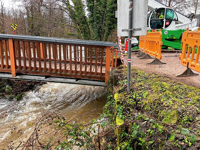 Auf der Ostseite hat sich die Brücke bereits um einen halben Meter gesenkt, weil der Uferbereich teilweise weggespült worden war.