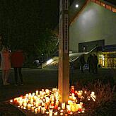 An der Stele wurden die Kerzen abgestellt.