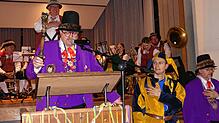 Die Meßkircher Fasnet ist eröffnet. Zunftmeister Holger Schank (von links), Letzkopf Matthias Zembrod und Schriftführer Benjamin Lang ...