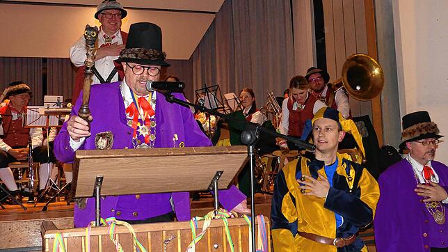 Die Meßkircher Fasnet ist eröffnet. Zunftmeister Holger Schank (von links), Letzkopf Matthias Zembrod und Schriftführer Benjamin Lang ...