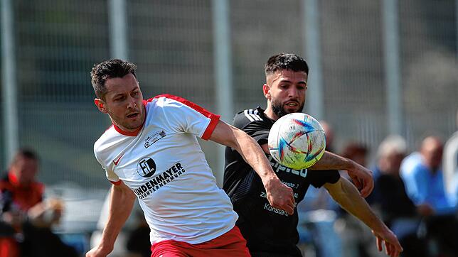 Nico Blessing (FC Bodman-Ludwigshafen, links) gegen Alireza Yaghoobi (Türkischer SV Konstanz). Wie auf dem Bild lag am Ende keine der ...
