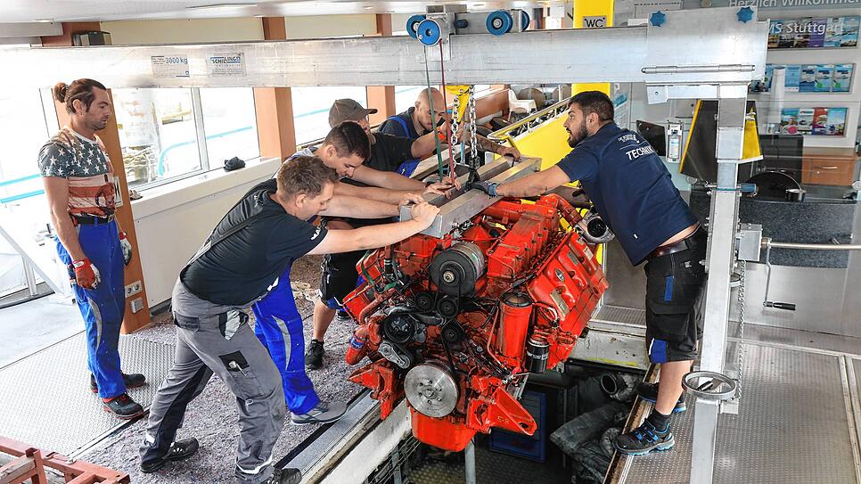 Volle Kraft voraus! Auf dem MS „Stuttgart“ der Bodensee-Schiffsbetriebe werden die Motoren ausgebaut. Rund alle zehn Jahre ...