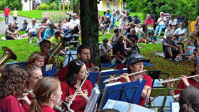 Die Stadtkapelle hat zu ihrem zweiten Picknick-Konzert auf der Weiherwiese eingeladen. Zum Auftakt erklingt das Stück „Gruß aus Böhmen“. ...