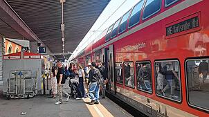 Sie darf endlich wieder einfahren: Die Schwarzwaldbahn befördert wieder Reisende nach Singen und von dort weg. Wegen einer ...