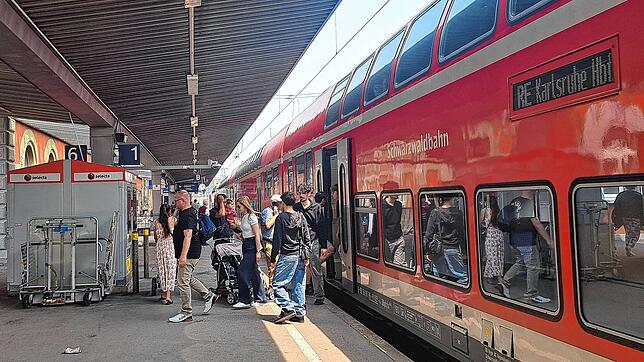 Sie darf endlich wieder einfahren: Die Schwarzwaldbahn befördert wieder Reisende nach Singen und von dort weg. Wegen einer ...