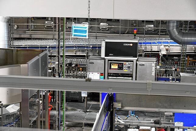 Blick in die Abfüllanlage für Glasflaschen.