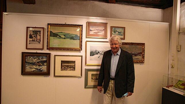 Vor einem kleinen Teil seiner Sammlung stellte sich Wolfgang Rink für ein Foto auf. Der pensionierte Lehrer war bei der Vernissage zur ...