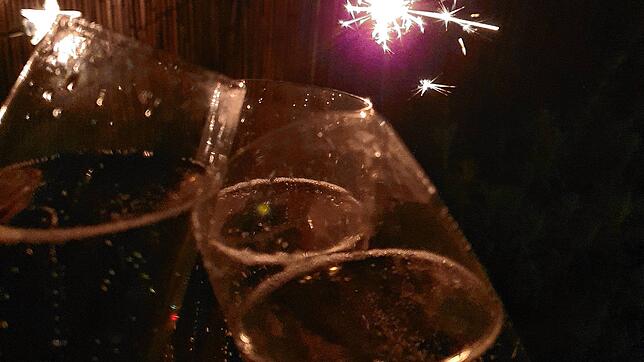 Silvester ganz corona-konform mit Wunderkerzen im kleinen Kreis auf dem heimischen Balkon: Am Hochrhein kam es zum Jahreswechsel nur zu ...