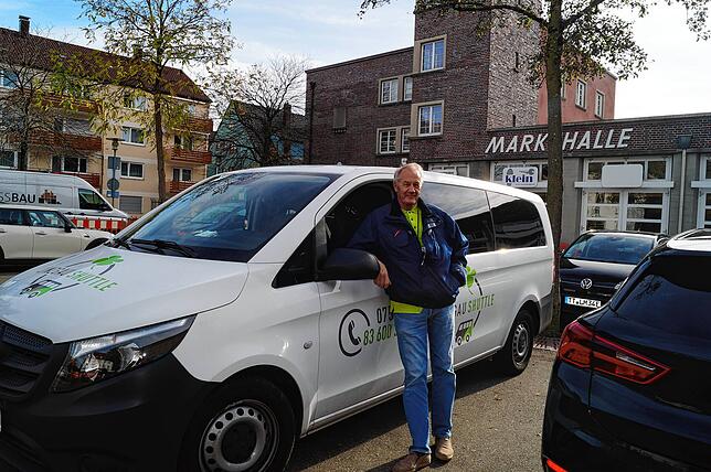 Wenn ein Arzttermin länger geht als gewöhnlich, informiert Reinhard Nedela den nächsten Fahrgast telefonisch über die kleine ...