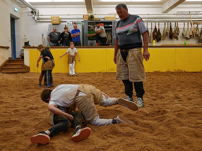 Trainer Ernst Schläpfer gibt seinen Schützlingen Tipps.