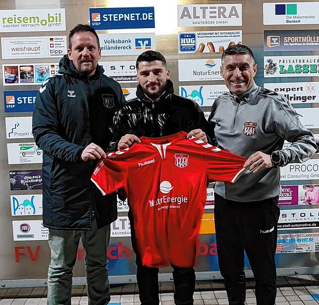 Neu aus dem Kosovo: Trainer Thorsten Szesniak (links) und Teammanager Antonio Ratto (rechts) vom FV Lörrach-Brombach freuen sich auf ...