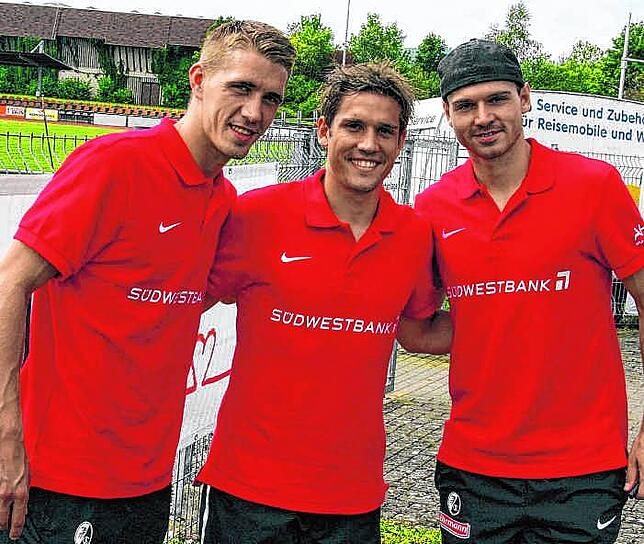 Schön war‘s (v.l.): Nils Petersen, Oliver Sorg (beide Fußball-Rentner) und Chicco Höfler.