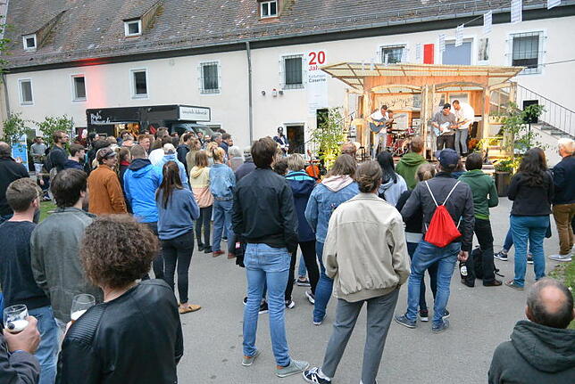Auch im Innenhof der Kaserne wird ununterbrochen Musik gemacht.